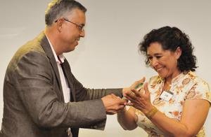 Entregando premios